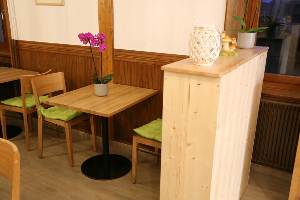 a Salle table et chaises_min